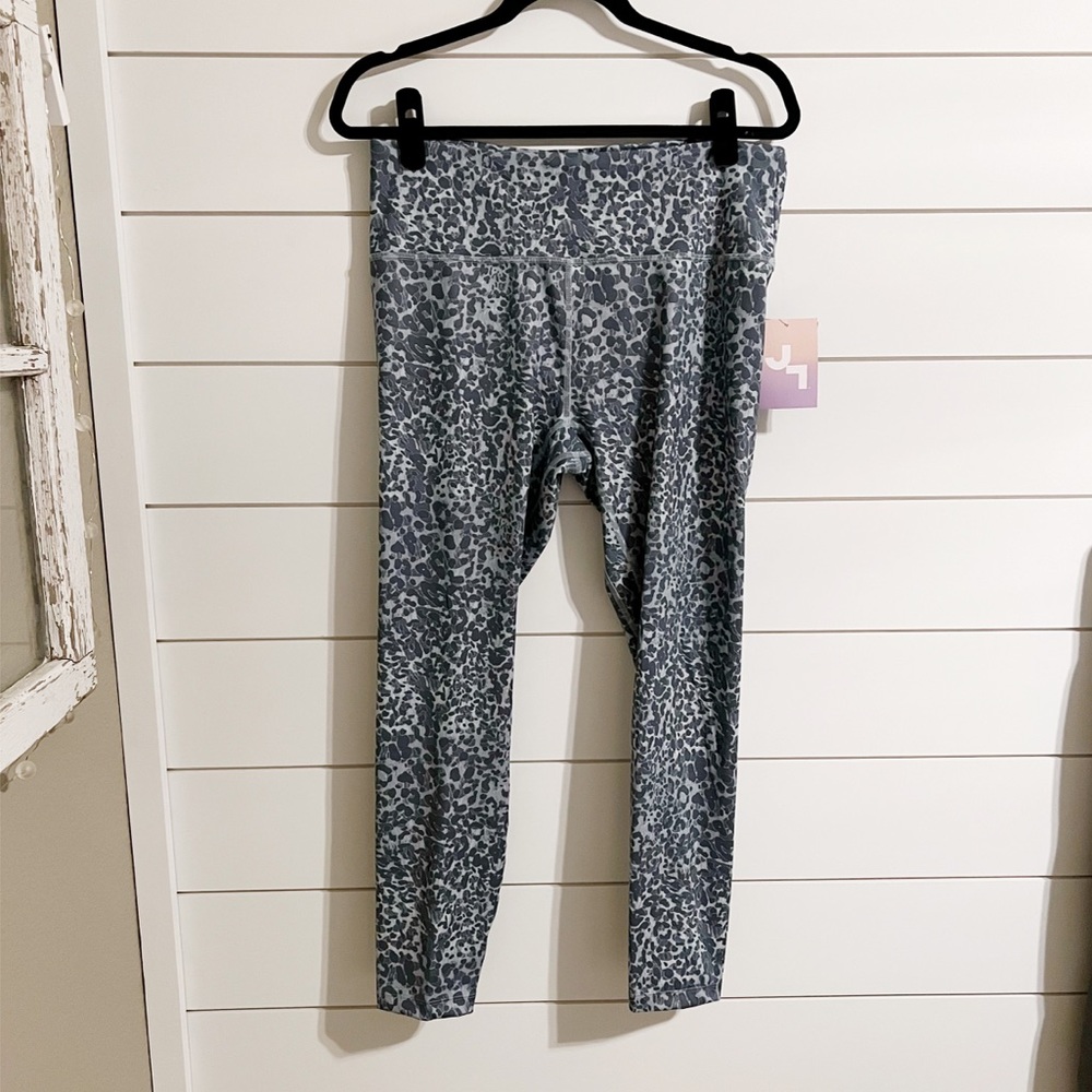 Leopard print High Rise Legging - Picture 2 of 8